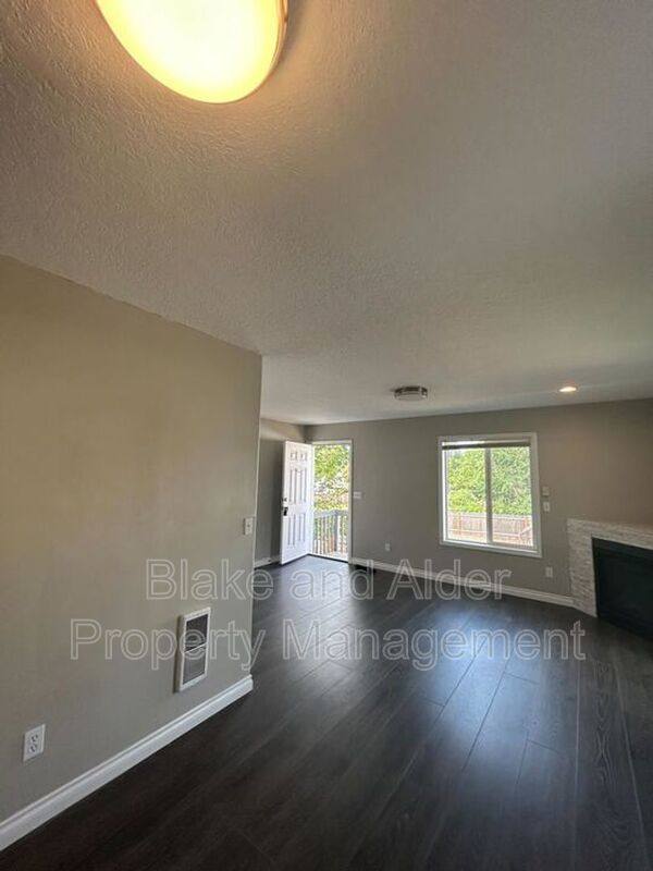 House for rent at 5609-A SE 117th Ave, Portland, OR 97266