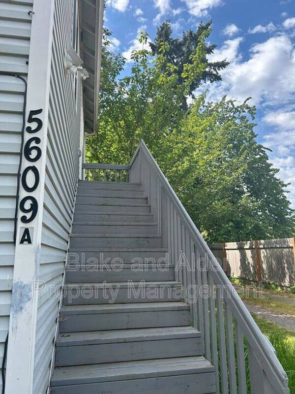 House for rent at 5609-A SE 117th Ave, Portland, OR 97266