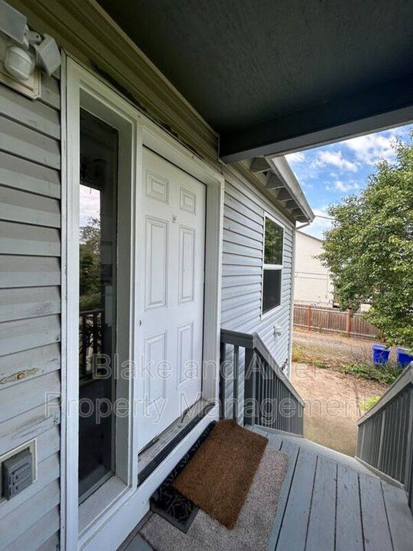 House for rent at 5609 SE 117th Ave, Portland, OR 97266