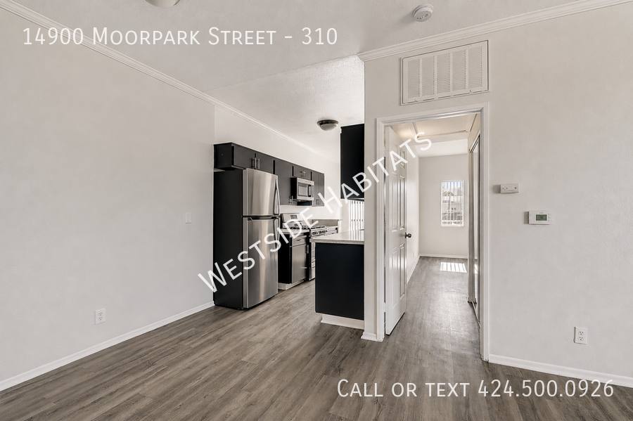 Apartment for rent at 14900 Moorpark St #310, Sherman Oaks, CA 91403