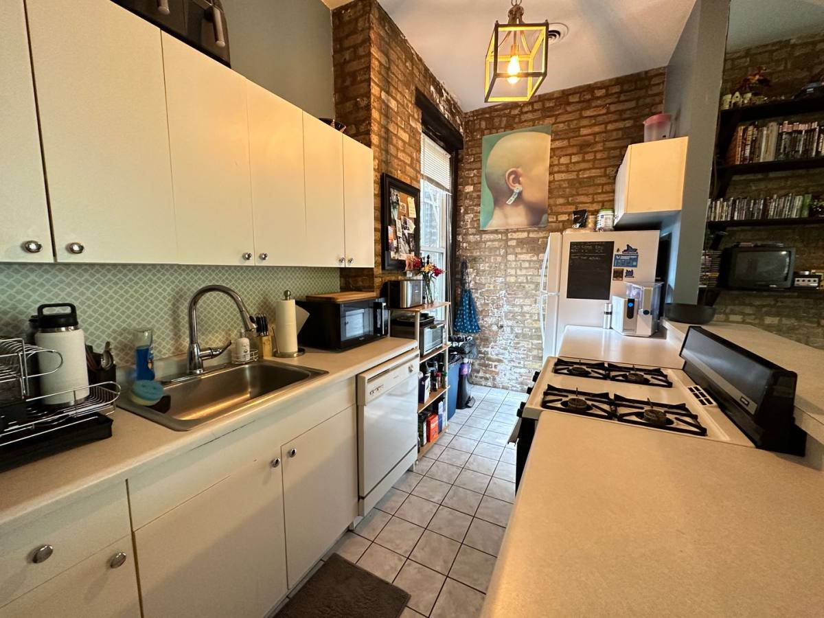 Apartment for rent at 922 W Webster Ave, Chicago, IL 60614