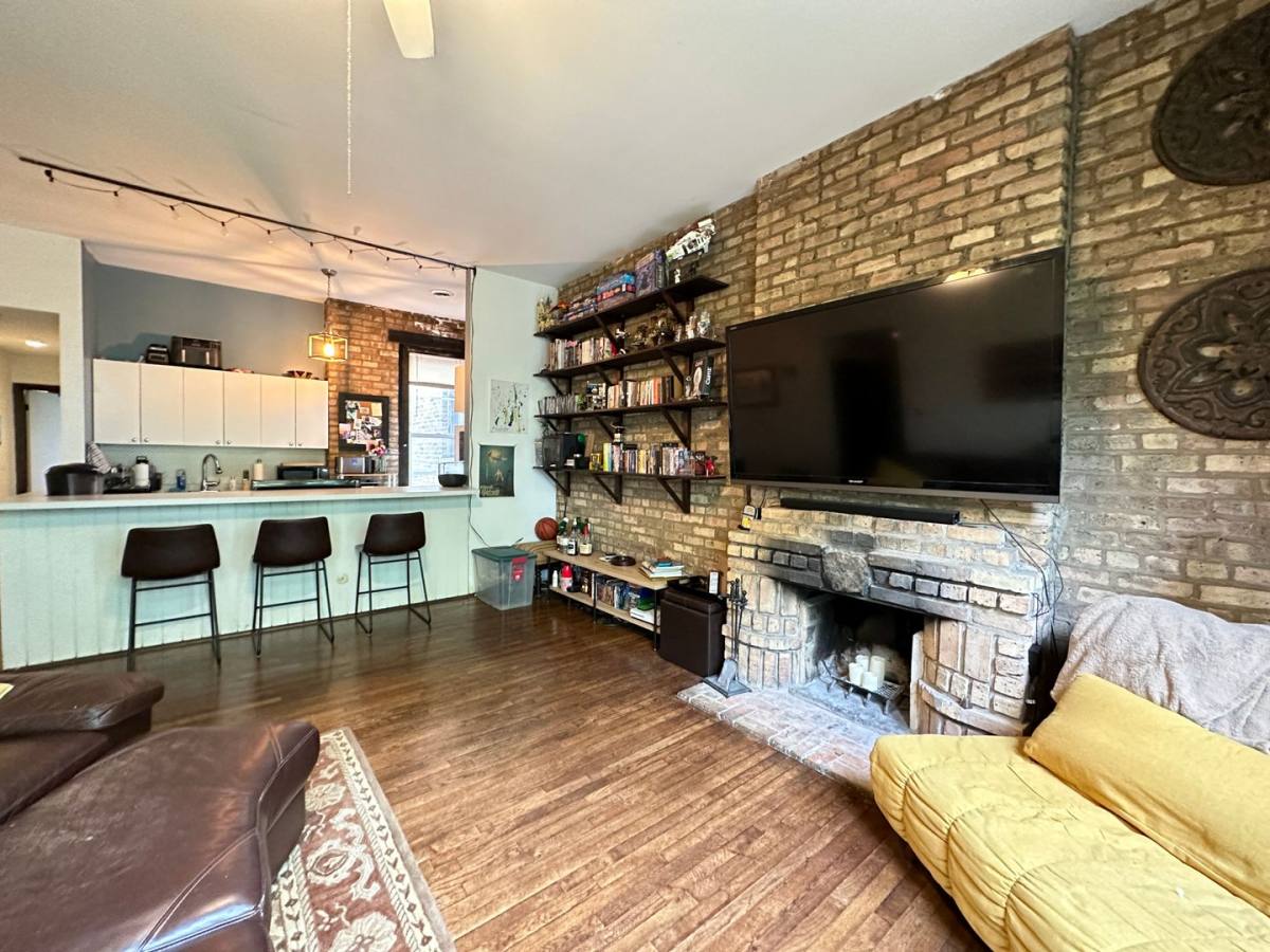 Apartment for rent at 922 W Webster Ave, Chicago, IL 60614