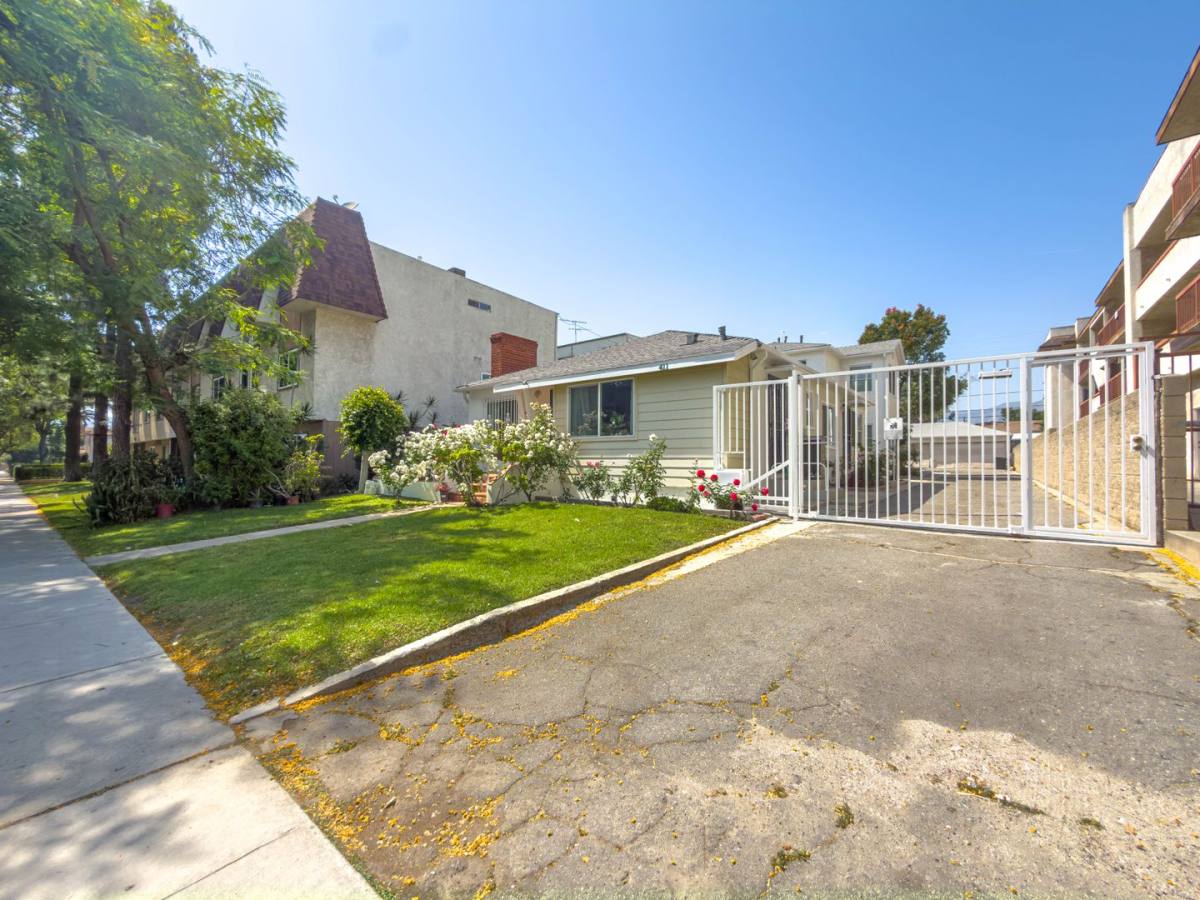 Apartment for rent at 411 W Windsor Rd, Glendale, CA 91204