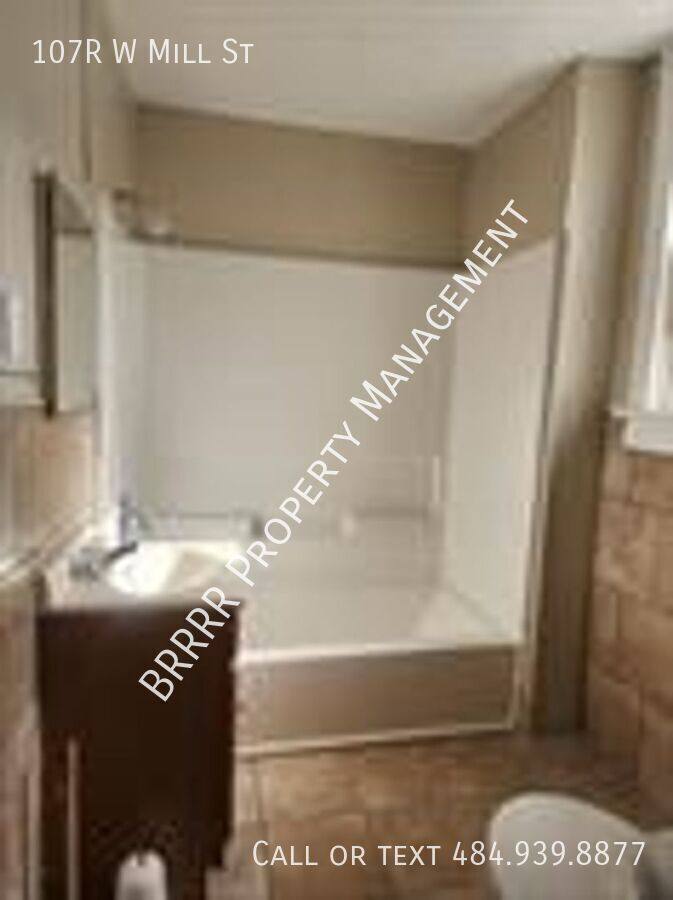 Apartment for rent at 107R W Mill St, Nesquehoning, PA 18240