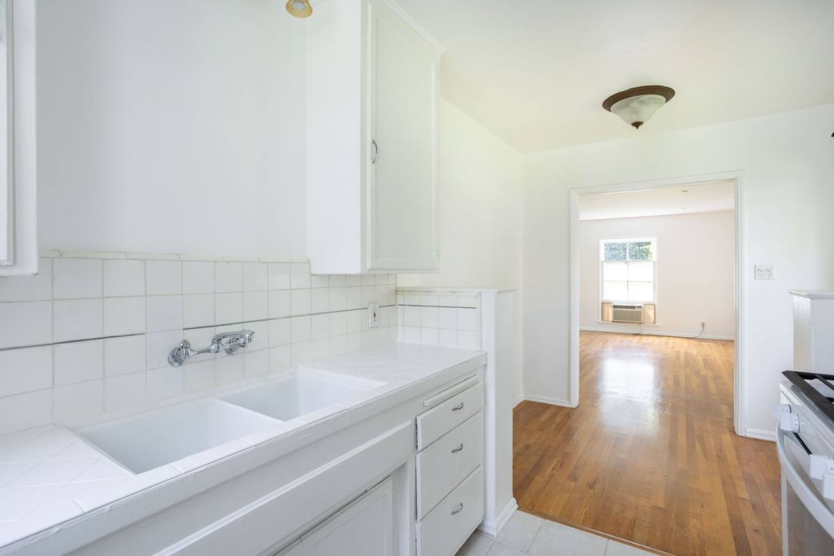 Apartment for rent at 346 N Maple Dr, Beverly Hills, CA 90210
