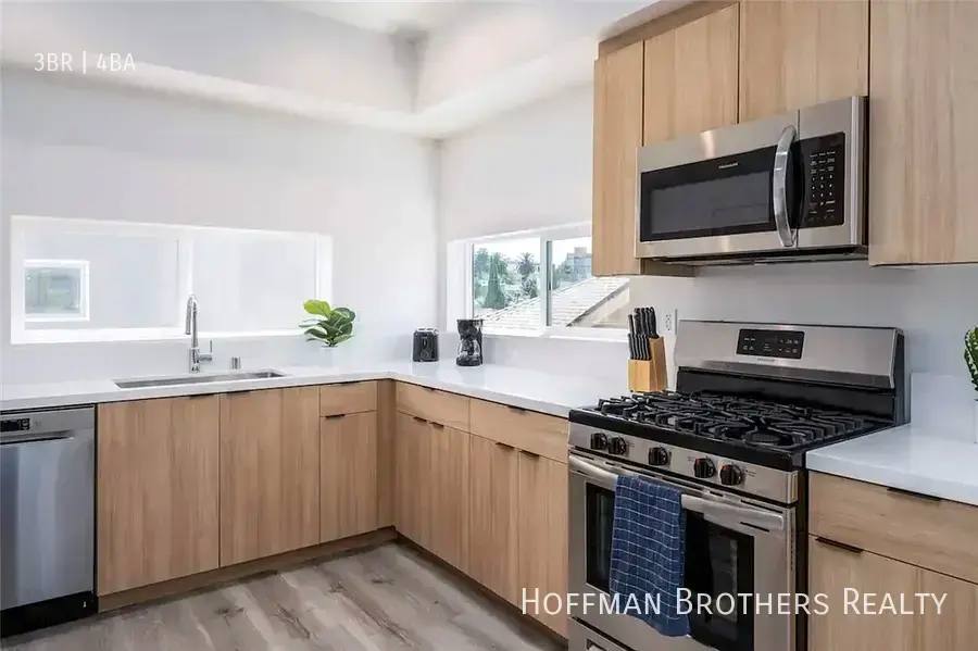 Townhouse for rent at 216 N Coronado St #216, Los Angeles, CA 90026