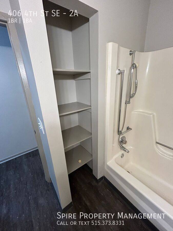 Apartment for rent at 406 4th St SE #2A, State Center, IA 50247