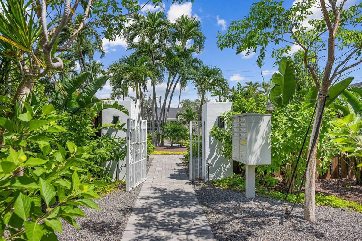 Apartment for rent at 2021 Plunkett St, Hollywood, FL 33020