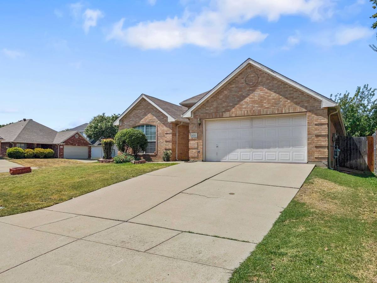 House for rent at 6220 Reddenson Dr, Fort Worth, TX 76132