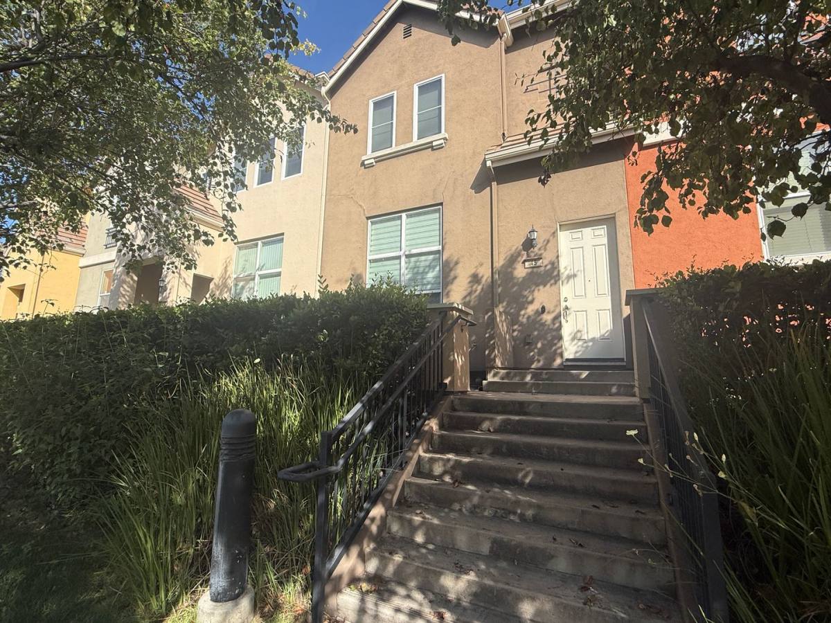 Townhouse for rent at 45 Esfahan Dr, San Jose, CA 95111