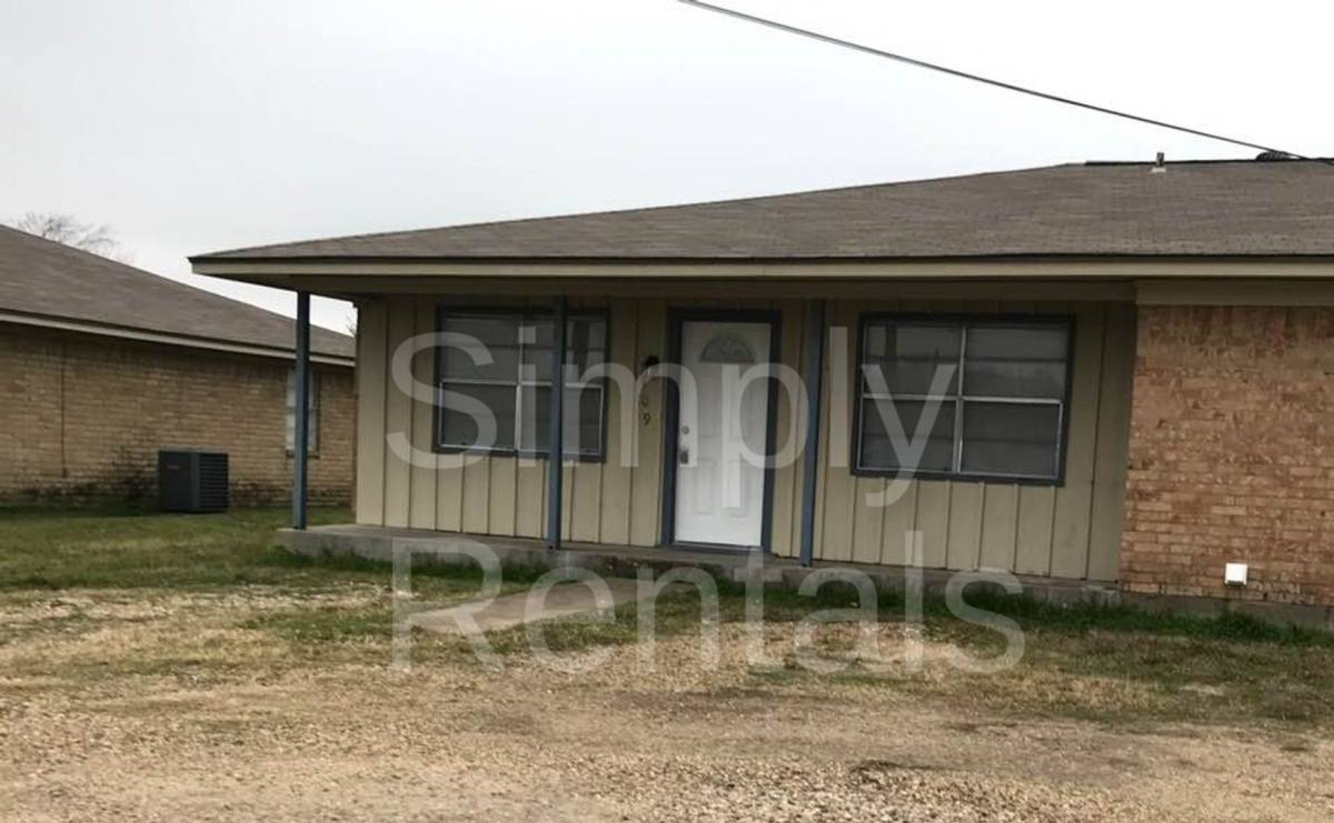 Apartment for rent at 409 Maple St, Commerce, TX 75428