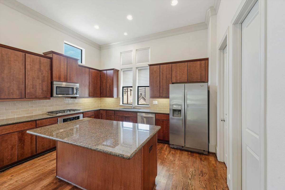 House for rent at 411 W 17th St, Houston, TX 77008