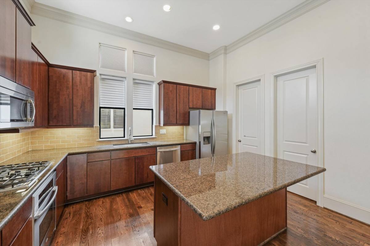 House for rent at 411 W 17th St, Houston, TX 77008