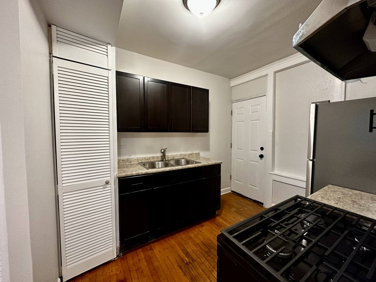 Apartment for rent at 4056 W Crystal St #1, Chicago, IL 60651