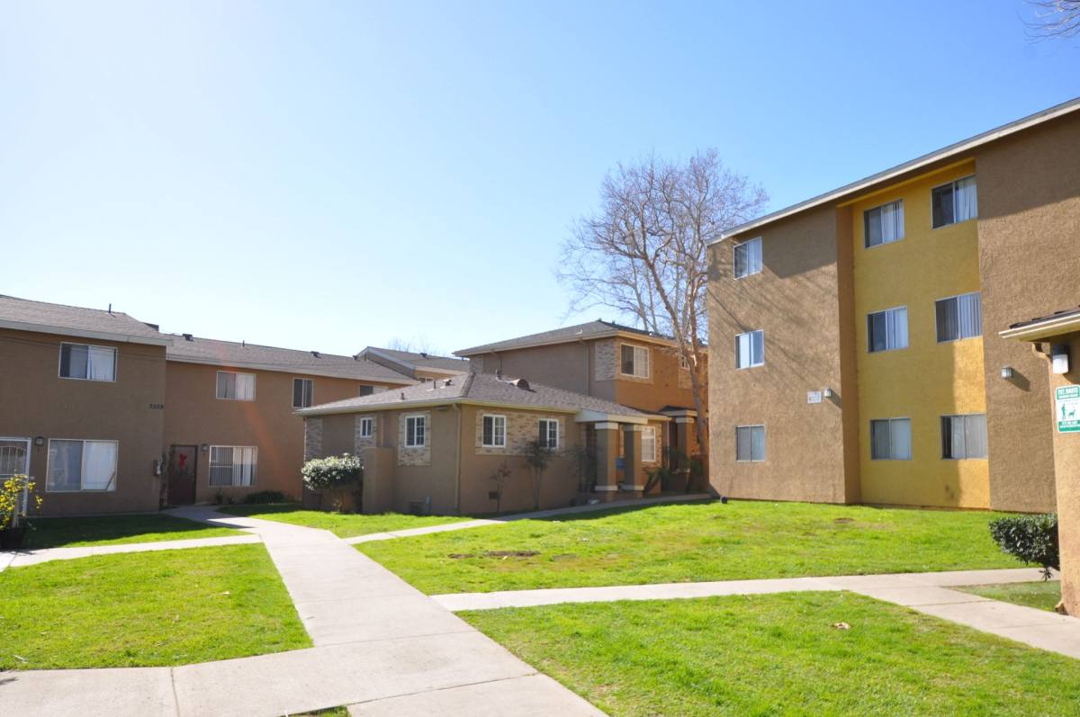 Townhouse for rent at 6962 Fulton St, San Diego, CA 92111
