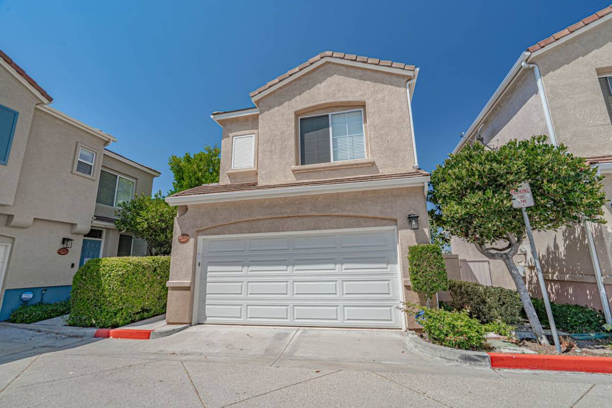Townhouse for rent at 27909 Crown Court Circle, Valencia, CA 91354