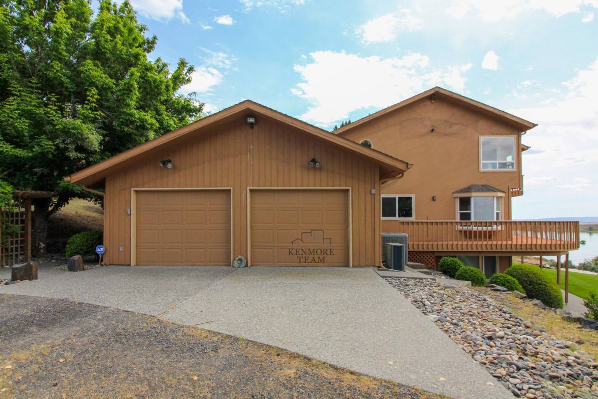 House for rent at 2141 N Columbia River Rd, Pasco, WA 99301