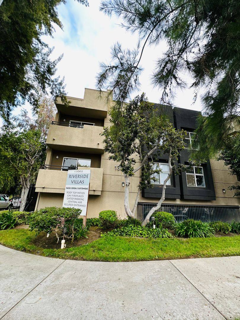 Apartment for rent at 13002 Riverside Dr, Sherman Oaks, CA 91423