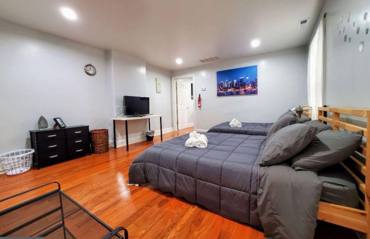 Apartment for rent at 1837 Chestnut St, Philadelphia, PA 19103