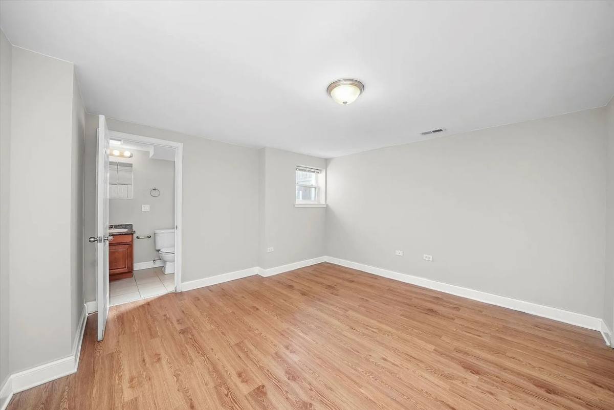 Apartment for rent at 4145 S Michigan Ave, Chicago, IL 60653