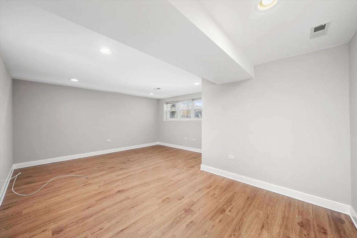 Apartment for rent at 4145 S Michigan Ave, Chicago, IL 60653