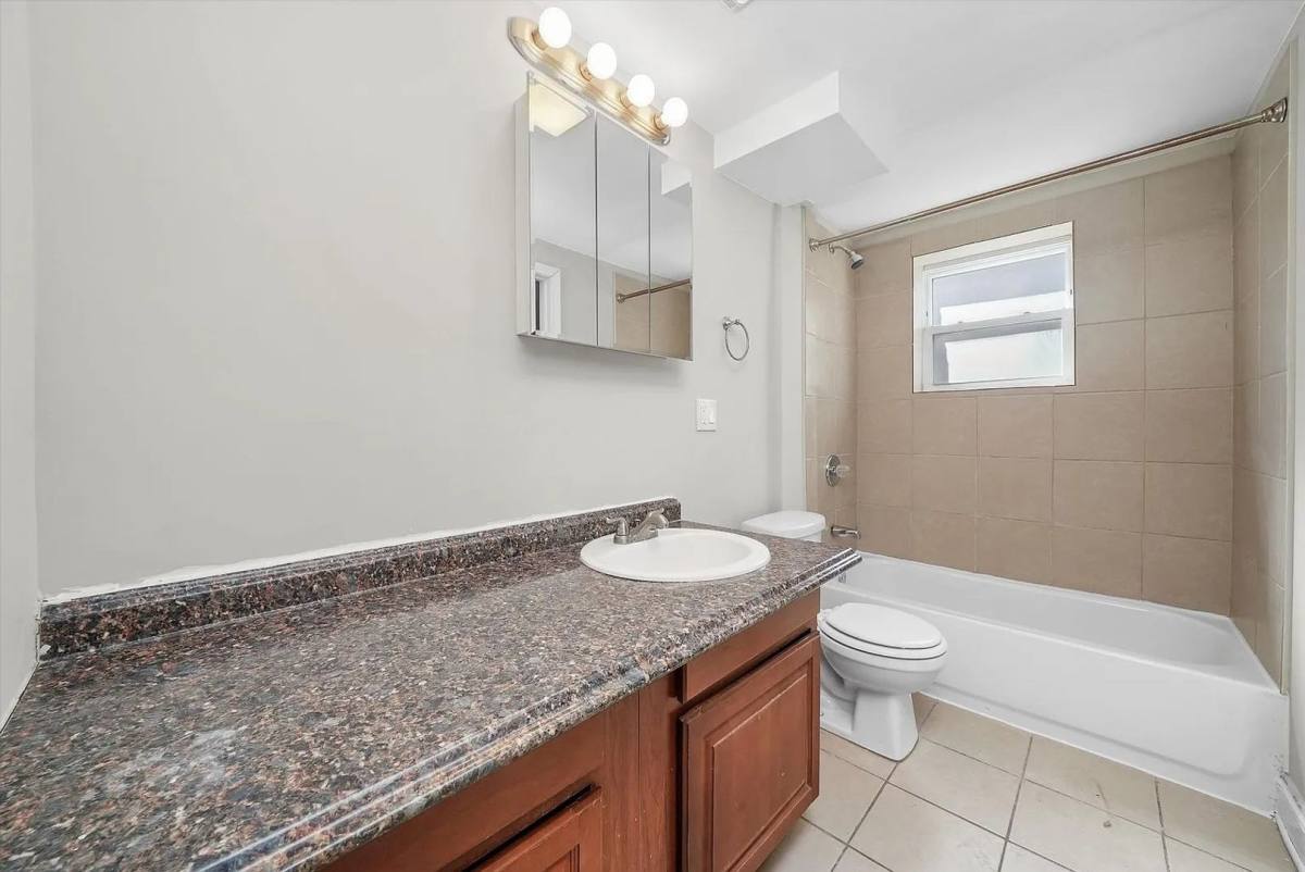 Apartment for rent at 4145 S Michigan Ave, Chicago, IL 60653