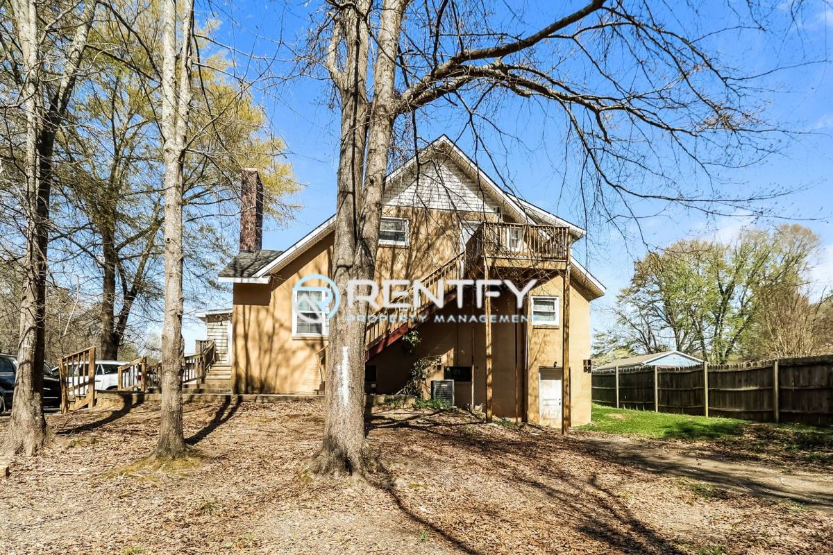 Apartment for rent at 303 E Ingle St #B, Dallas, NC 28034