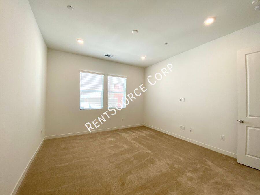 Townhouse for rent at 26955 W Prospector Rd #305, Stevenson Ranch, CA 91381