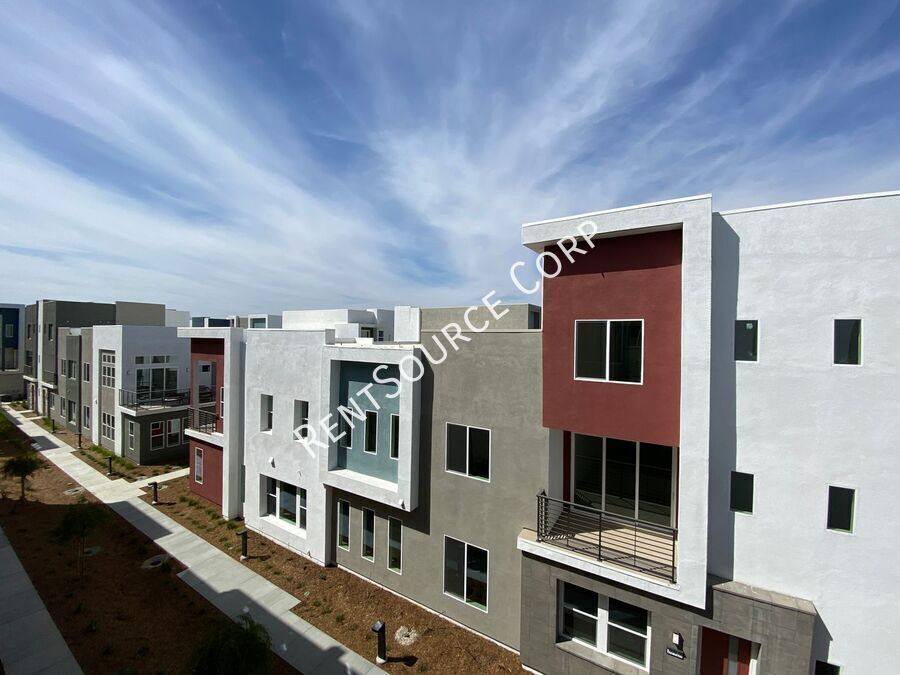 Townhouse for rent at 26955 W Prospector Rd #305, Stevenson Ranch, CA 91381