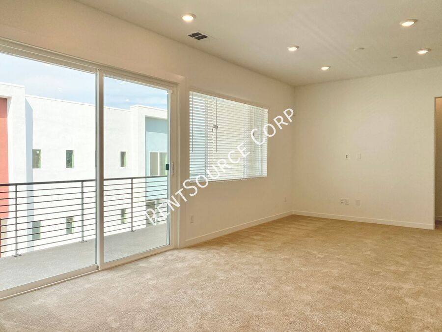 Townhouse for rent at 26955 W Prospector Rd #305, Stevenson Ranch, CA 91381