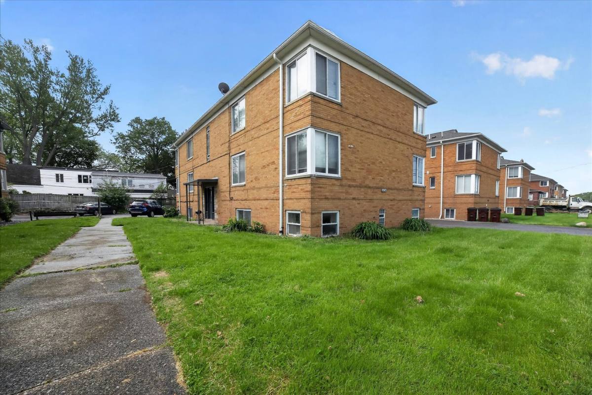 Apartment for rent at 18963 Hilliard Blvd, Rocky River, OH 44116
