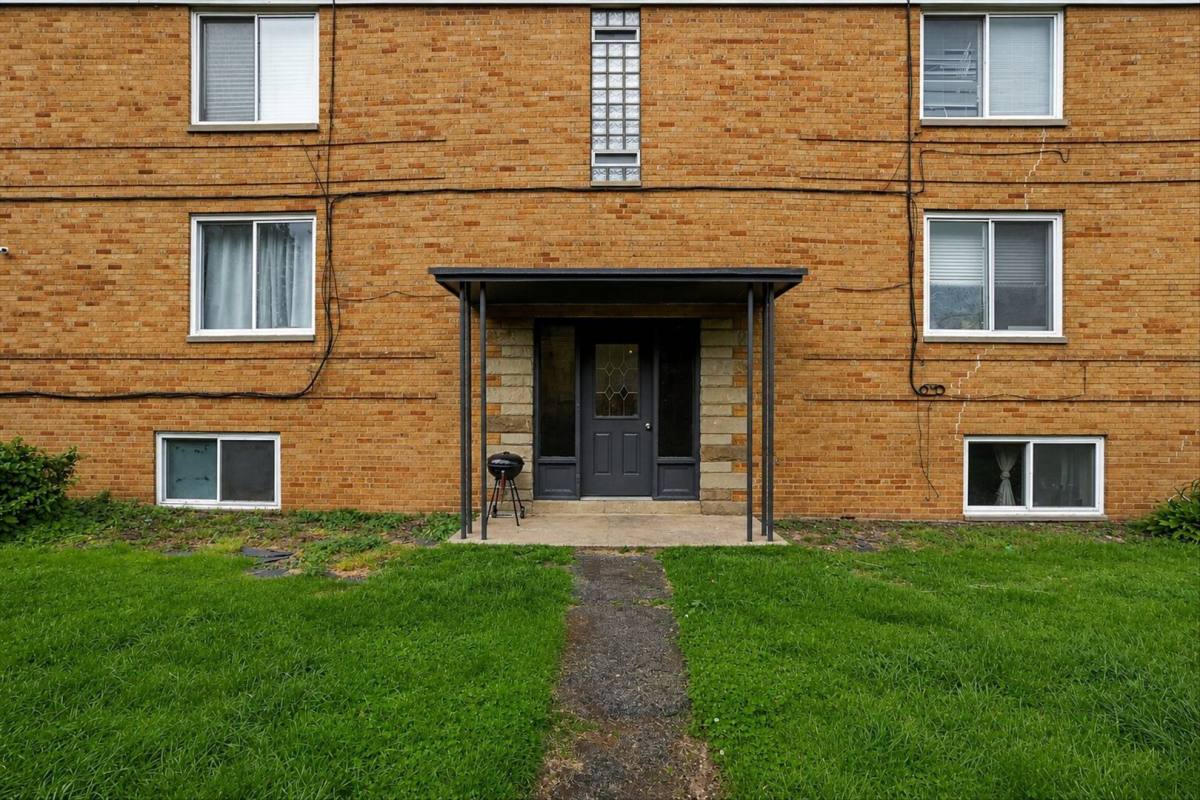 Apartment for rent at 18963 Hilliard Blvd, Rocky River, OH 44116