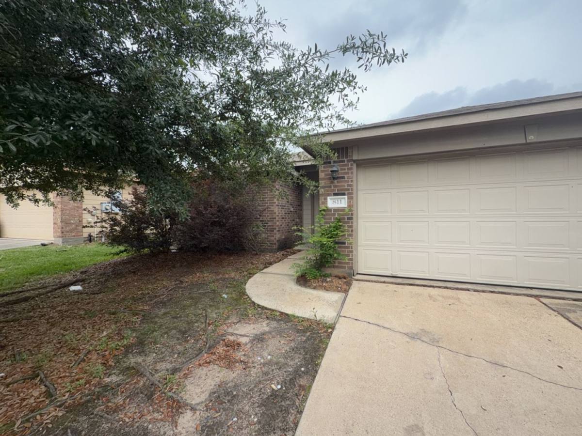 House for rent at 811 Lovebug Lane, Conroe, TX 77301