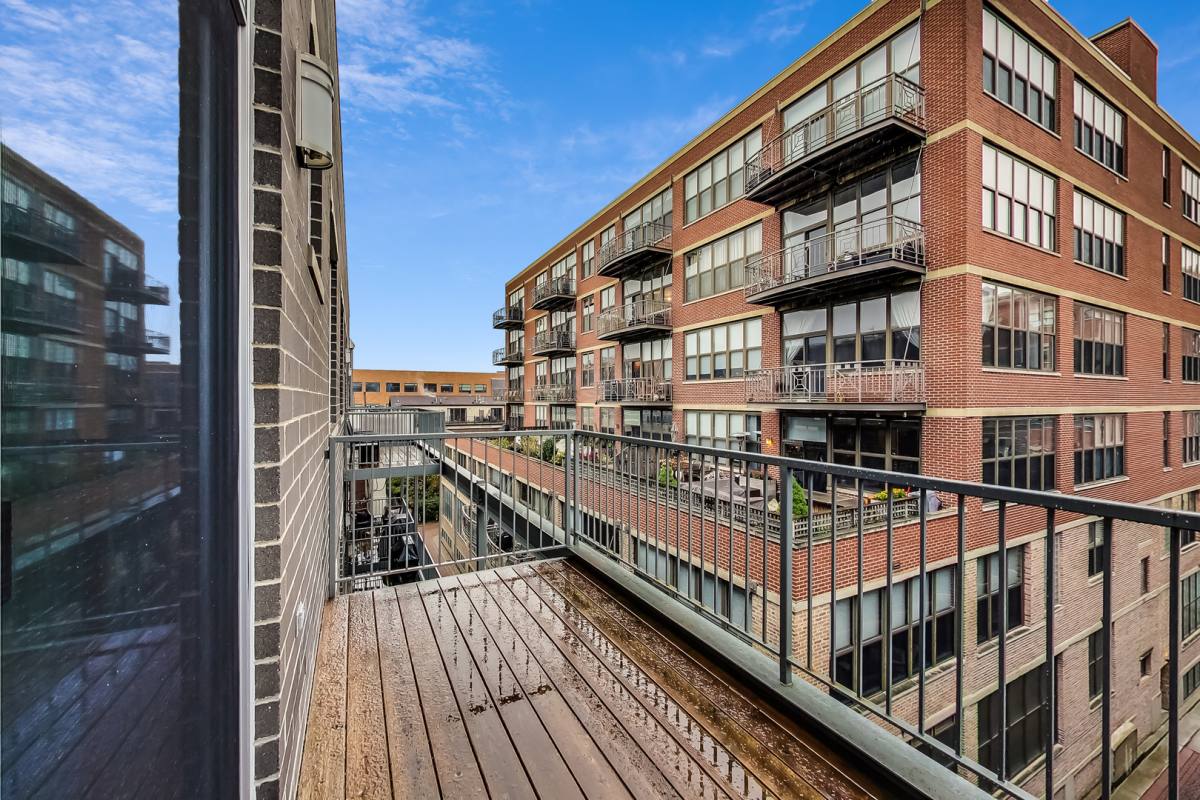 Apartment for rent at 1247 W Madison St, Chicago, IL 60607