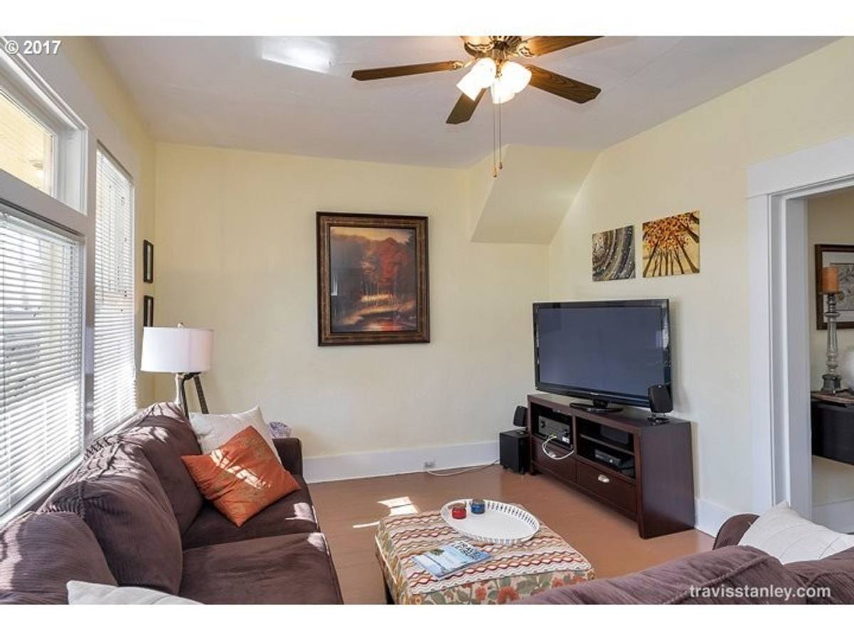Apartment for rent at 1115 - 1117 SE Marion St, Portland, OR 97202