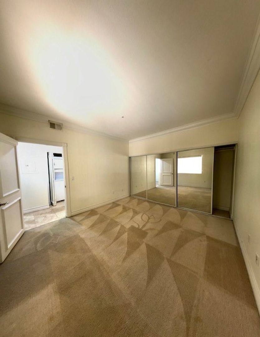 Apartment for rent at 270 E Flamingo Rd, Las Vegas, NV 89169