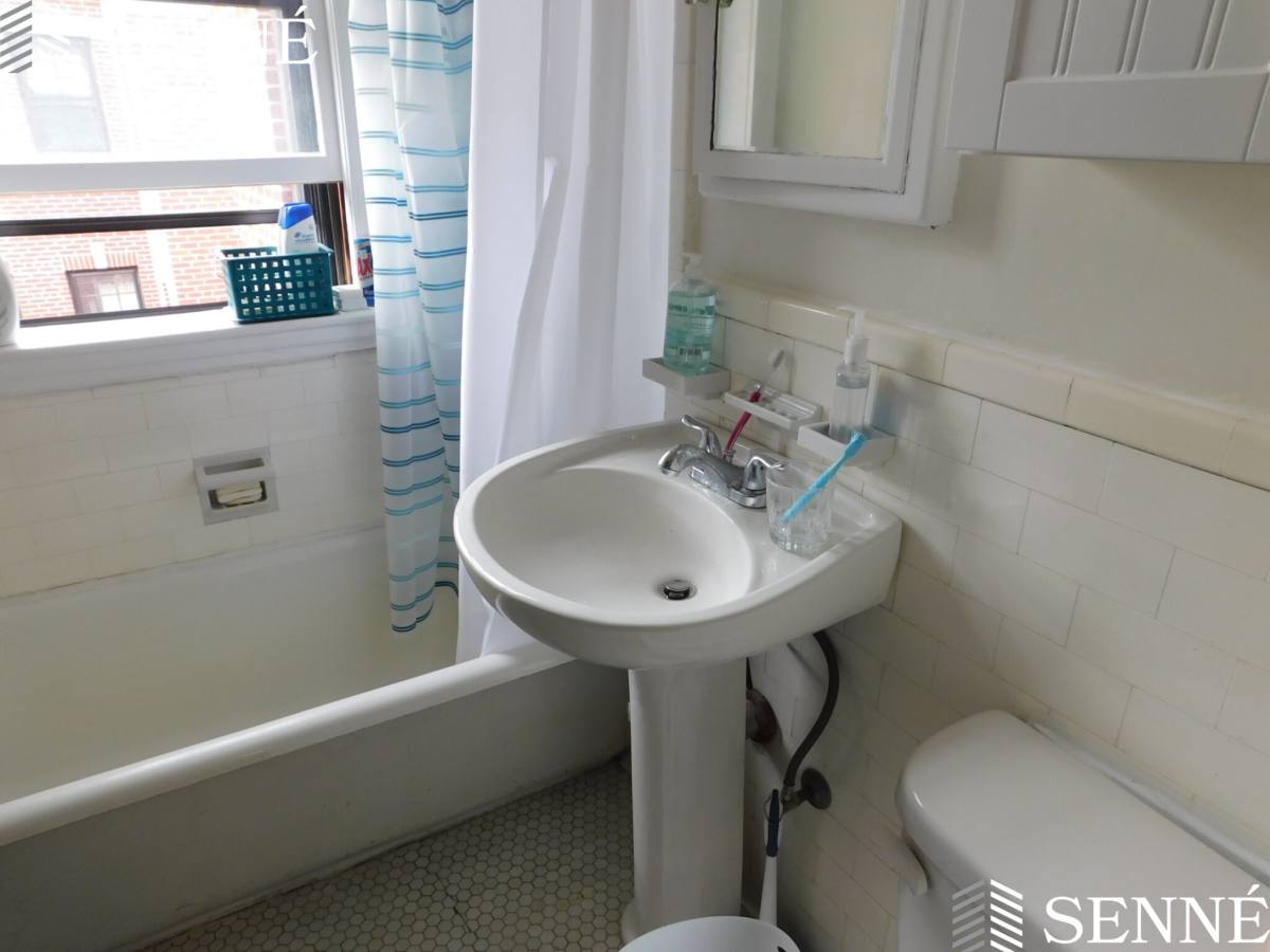 Apartment for rent at 36 Linnaean St #15, Cambridge, MA 02138