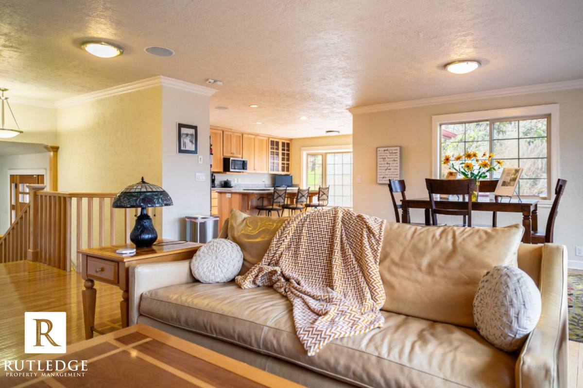 House for rent at 6565 Whispering Pines Lane, Jacksonville, OR 97530
