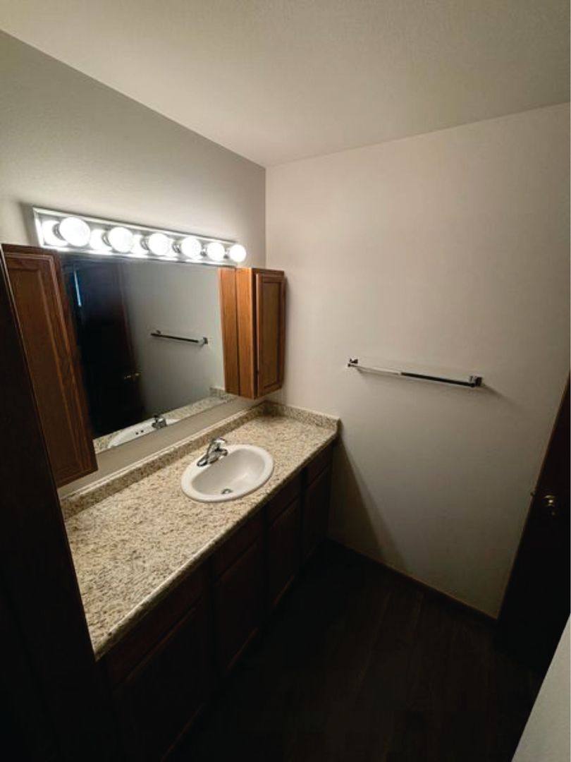 Apartment for rent at 1033 - 1095 Lowell Dr, Oconomowoc, WI 53066