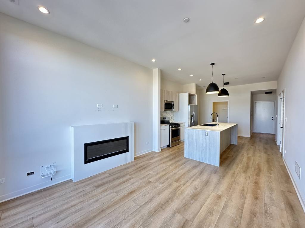Apartment for rent at 6340 Belmont #D304, Chicago, IL 60634