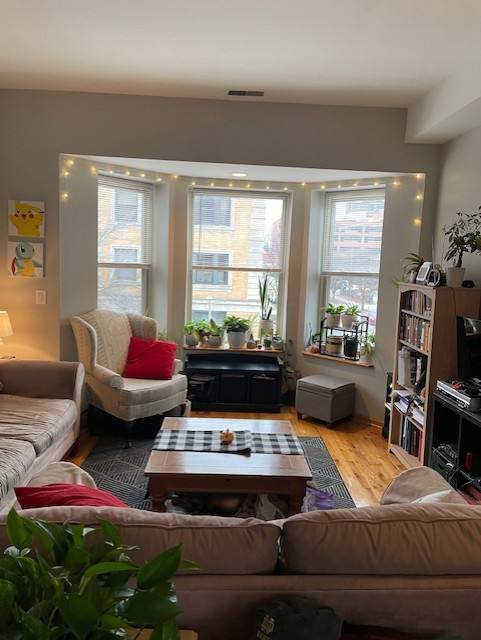 Apartment for rent at 901 W Dakin St #2E, Chicago, IL 60613