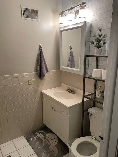 Apartment for rent at 901 W Dakin St #2E, Chicago, IL 60613