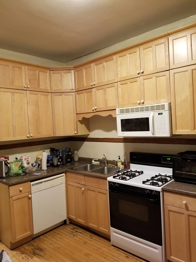 Apartment for rent at 638 W Grace St #1E, Chicago, IL 60613