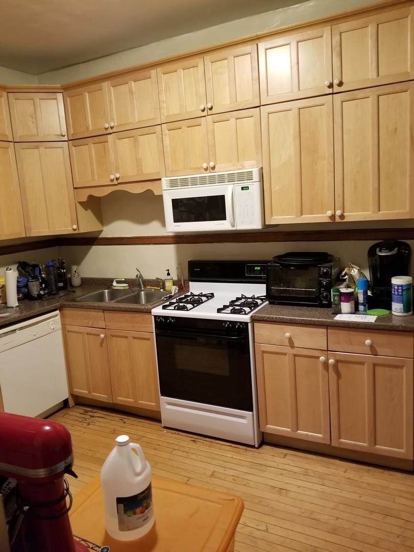 Apartment for rent at 638 W Grace St #1E, Chicago, IL 60613