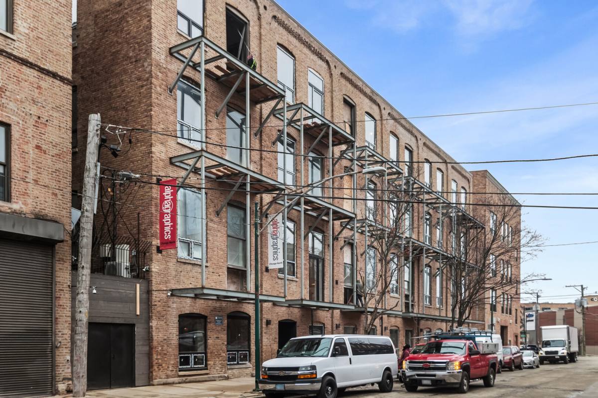 Apartment for rent at 813 W Evergreen Ave #205, Chicago, IL 60642