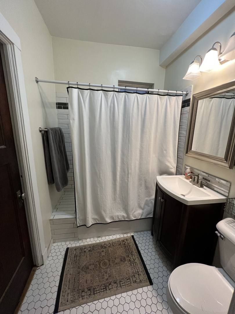 Apartment for rent at 1516 W Addison St #1W, Chicago, IL 60613