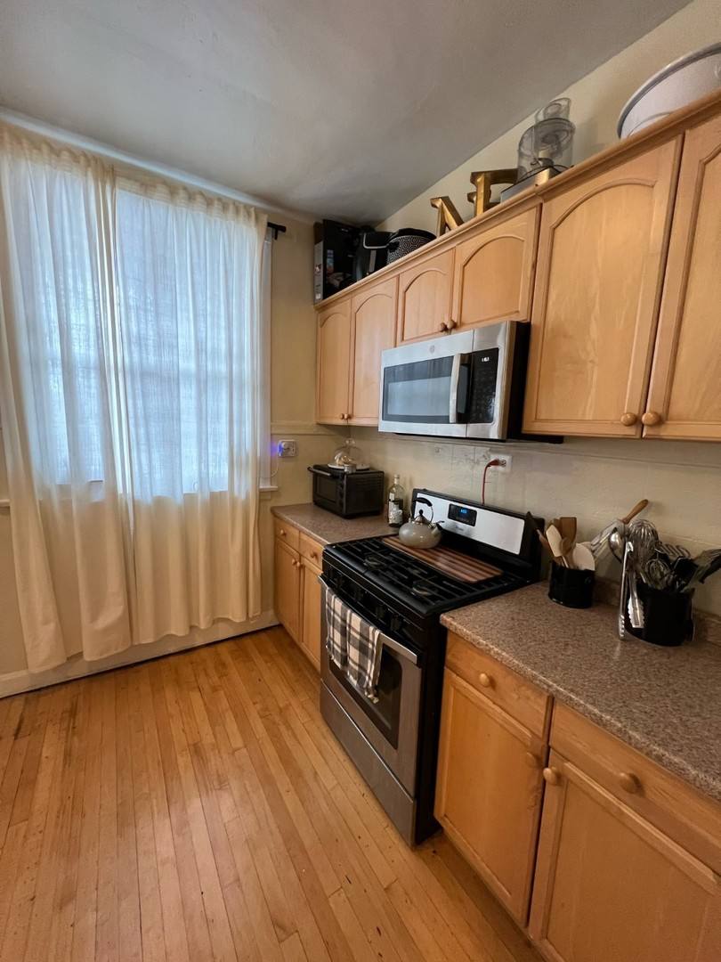 Apartment for rent at 1516 W Addison St #1W, Chicago, IL 60613