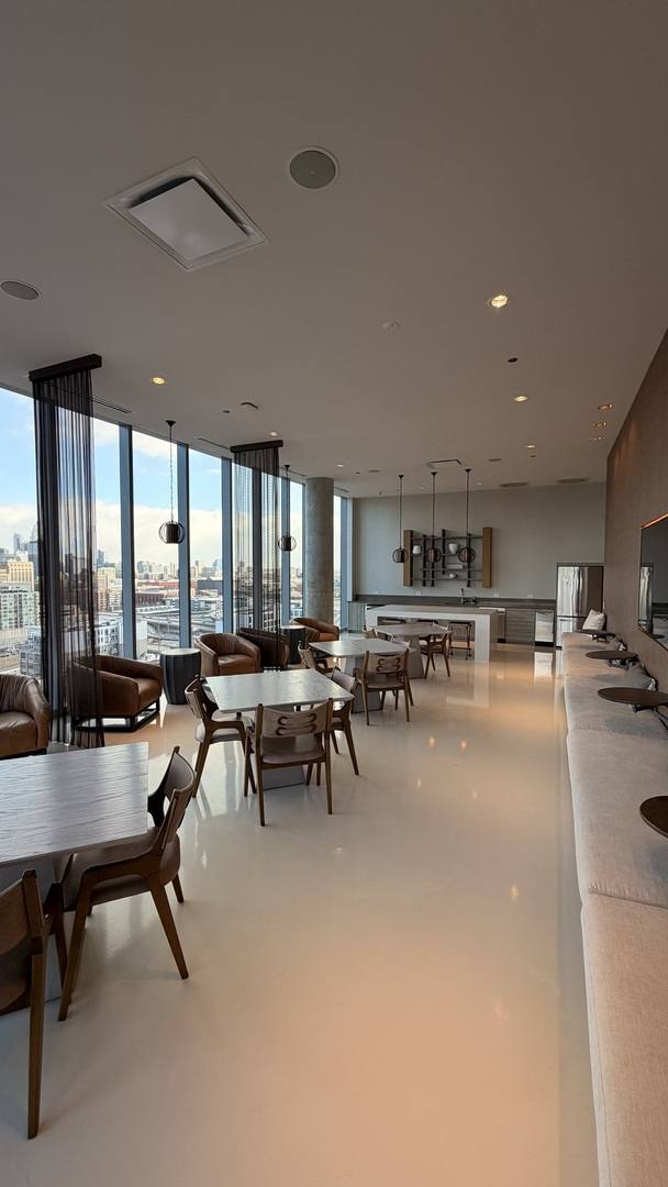 Apartment for rent at 205 S Peoria St #1515, Chicago, IL 60607