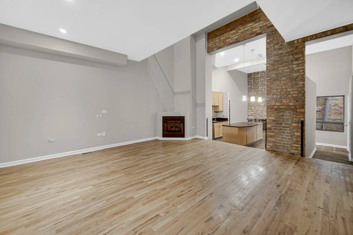 Townhouse for rent at 1424 W Grand Ave #2, Chicago, IL 60642
