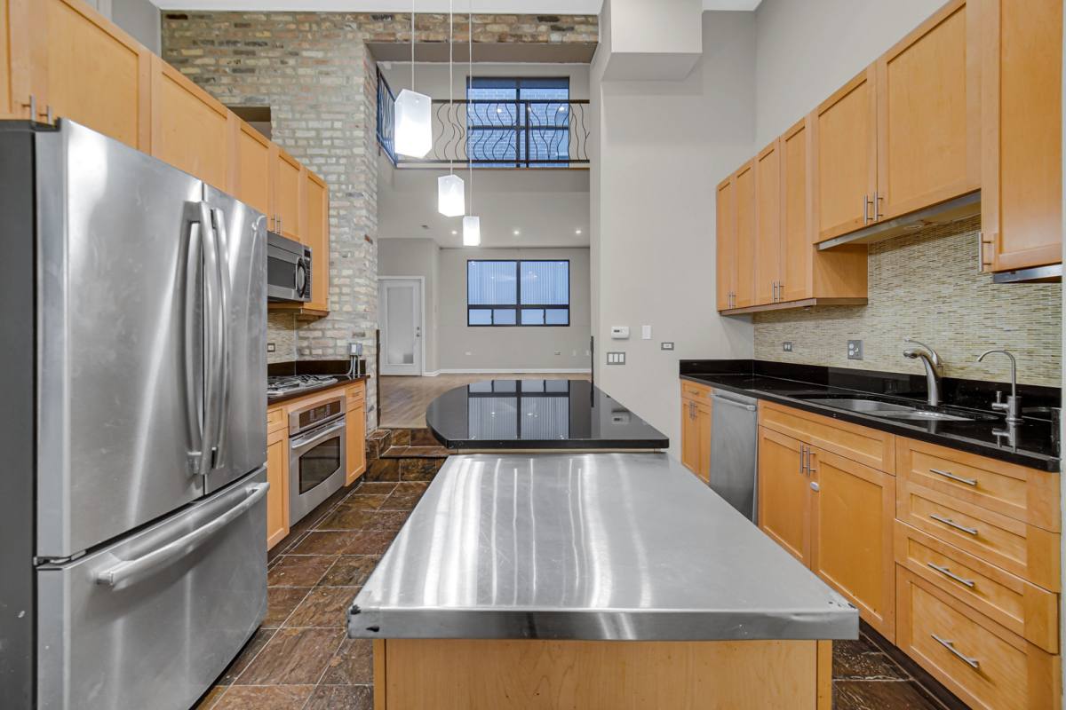 Townhouse for rent at 1424 W Grand Ave #2, Chicago, IL 60642
